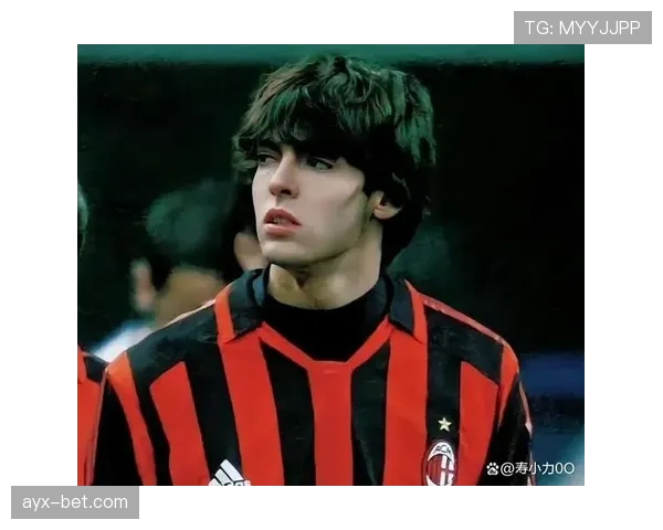 卡卡：中场组织大师诠释足球智慧，战术思维与场上表现引瞩目